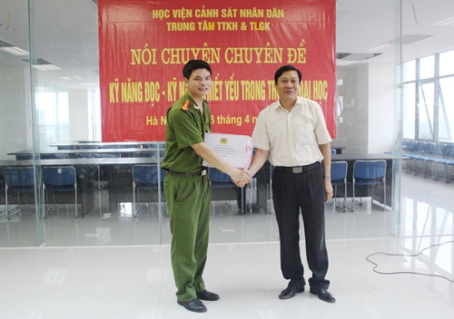 Đại tá Nguyễn Quang Thưởng, nguyên Giám đốc Trung tâm TTKH & TLGK tặng sách cho Thư viện nhà trường